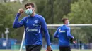 Pemain Schalke 04, Daniel Caligiuri, melakukan latihan di Gelsenkirchen (12/5/2020). Sejumlah klub menggelar latihan jelang bergulirnya kembali liga-liga di Eropa. (AFP/Tim Rehbein)