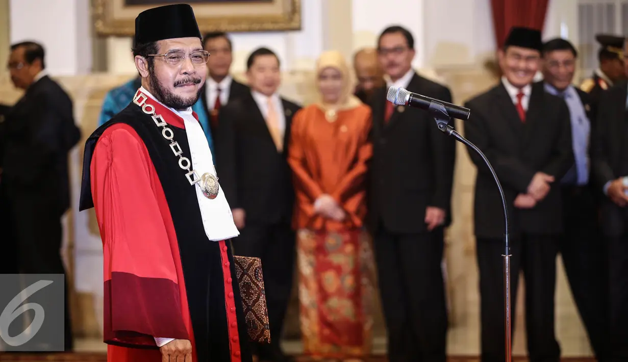 Wakil Ketua Mahkamah Konstitusi Anwar Usman sebelum pengucapan sumpah sebagai Hakim Konstitusi di Istana Negara, Jakarta, Kamis (6/4). Ini merupakan periode kedua Anwar menjabat Hakim Konstitusi periode 2016-2021. (Liputan6.com/Faizal Fanani)