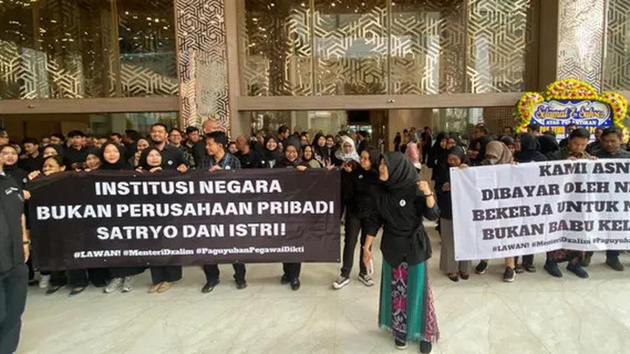 Panas DPR 'Meledak' di Paripurna Gara-Gara Heboh Gaya Arogan Menteri Satryo hingga Didemo ASN yang Marah & Jengkel