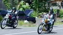Gaya Presiden Joko Widodo atau Jokowi saat mengendarai motor Chopper di Sukabumi, Jawa Barat, Minggu (8/4). Jokowi tak luput mengingatkan tentang keselamatan sebelum memulai blusukan. (Liputan6.com/Pool/Biro Pers Setpres)