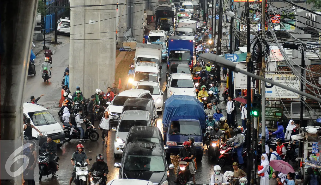 Sejumlah kendaraan terjebak kemacetan di Jalan Ciledug Raya dekat perempatan Seskoal, Jakarta, Jumat (11/11). Hujan deras diringi petir kembali melanda Jakarta mengakibatkan genangan air di beberapa titik. (Liputan6.com/Helmi Fithriansyah)