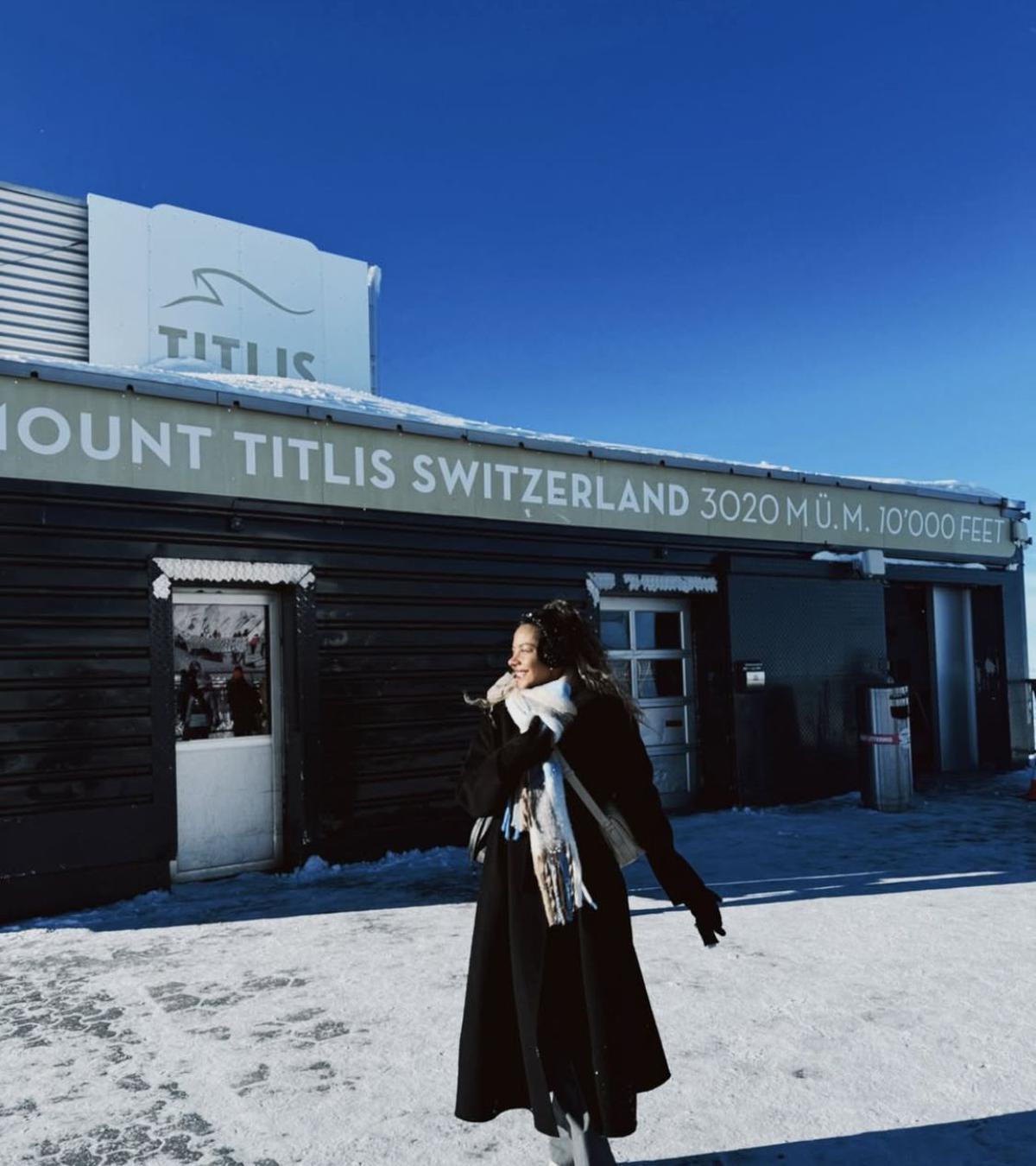 5 Potret Zsa Zsa Utari Pamer Pesona di Swiss, Gaya Winter Look yang Banjir Pujian