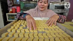 Pembuat kue kering memproduksi kue pesanan di kawasan Neglasari, Kota Tangerang, Minggu (23/4/2022). Permintaan kue kering di tempat tersebut meningkat saat Ramadhan yang dijual mulai harga Rp50ribu hingga Rp70ribu per toples dan sudah dipasarkan di sekitar Tangerang, Jakarta, hingga Lampung. (Liputan6.com/Angga Yuniar)