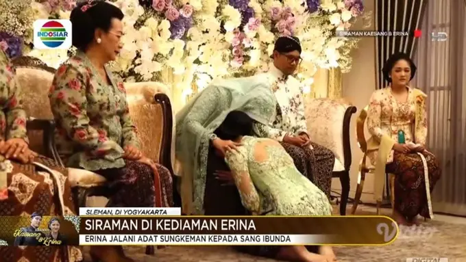 Erina Gudono sungkem dengan ibu sambil menangis