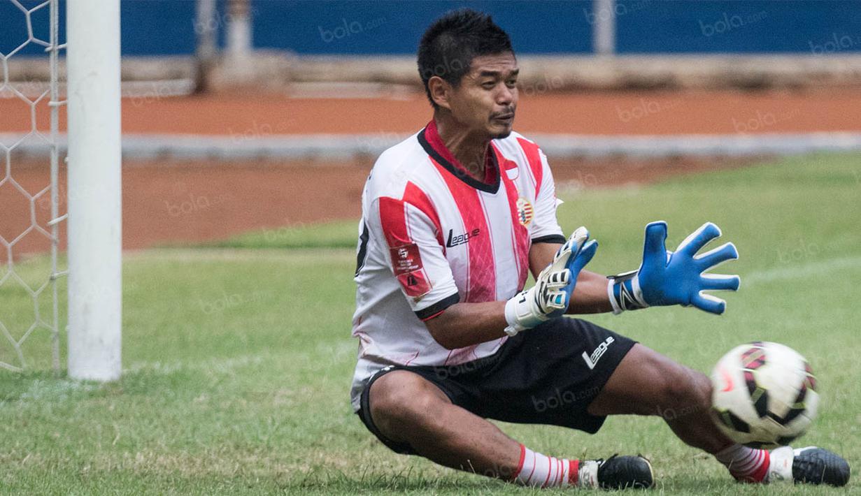 Meski tidak bermain pada posisinya tetapi pria yang akrab disapa Bepe itu terlihat lihai mengawal gawangnya dari gempuran rekan-rekannya. (Bola.com/Vitalis Yogi Trisna)