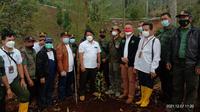 Kepala Perhutani Divre Jawa Barat dan Banten Amas Wijaya bersama perwakilan warga, saat penanaman pohon keras di Petak 38G, Resort Pemangkuan Hutan (RPH) Simpang, Bayongbong, Selasa (12/12/2021). (Liputan6.com/Jayadi Supriadin)