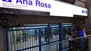 Penjagaan ketat diberlakukan aparat kepolisian setempat di Stasiun Metro, Ana Rosa, Sao Paulo, tempat para pekerja dan anggota MTST (Gerakan Pekerja Tunawisma) Brasil berunjuk rasa, (9/6/2014). (AFP PHOTO/NELSON Almeida)