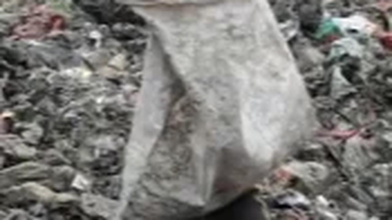 Aziz begitu rajin dan cekatan saat memilah sampah-sampah limbah masyarakat. Ia dan sang ibu, dengan cepat memilih sampah plastik dan botol bekas.