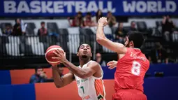 Pebasket Pantai Gading, Maxence Dadiet (kiri) berusaha mengumpan bola dibayangi pebasket Iran, Behnam Yakhchali pada laga kedua Grup G Piala Dunia FIBA 2023 di Indonesia Arena, Senayan, Jakarta, Senin (28/08/2023). (Bola.com/Bagaskara Lazuardi)