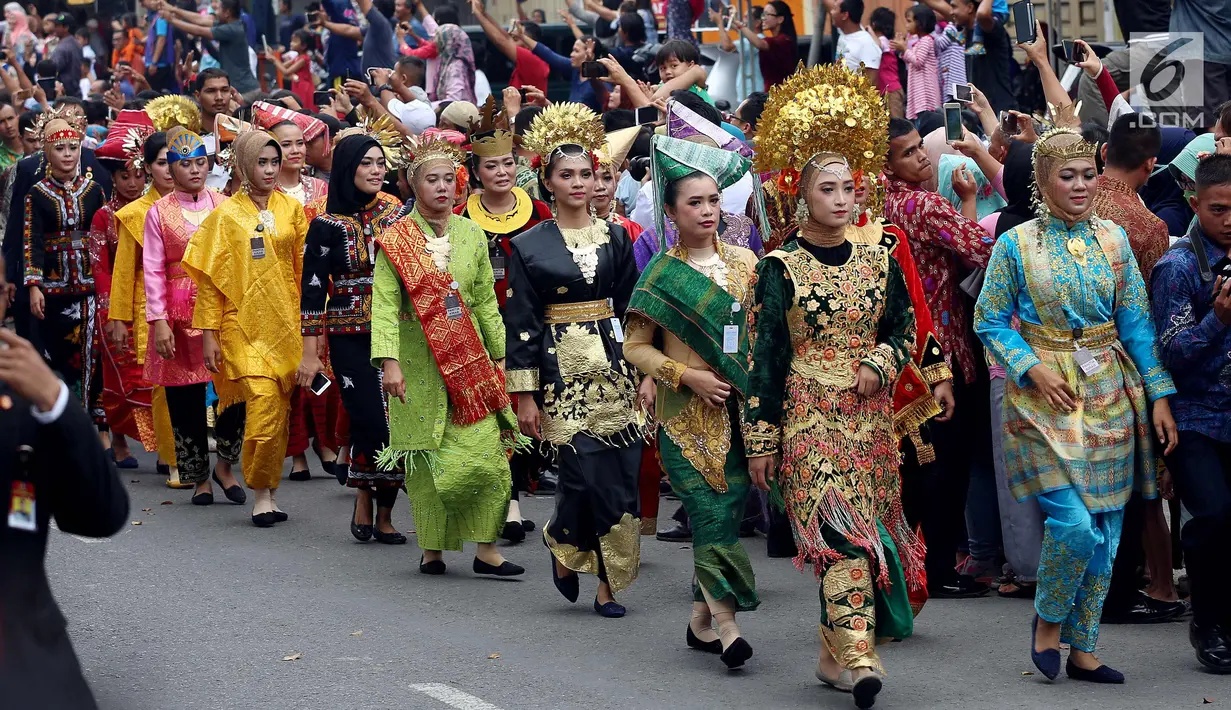 Sejumlah wanita mengenakan busana adat saat mengikuti kirab resepsi pernikahan Kahiyang Ayu-Bobby Nasution di Kota Medan, Sumatera Utara, Minggu (26/11). (Liputan6.com/Johan Tallo)