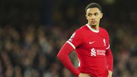 Pemain Liverpool, Trent Alexander-Arnold, tampak lesu setelah ditaklukkan Everton pada laga Liga Inggris dalam duel tunda pekan ke-29 Premier League 2023/2024, Kamis (25/4/2024). (AP Photo/Jon Super)