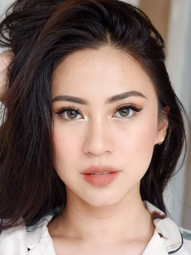 [Bintang] Tampil Glowing dengan Earthy Tone Makeup Andalan Tyna Kanna Mirdad