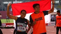 Atlet Ni Made Arianti bersama pendampingnya Bayu Aji Laksono usai meraih emas nomor 100 meter putri T12 ASEAN Paragames Solo 2022/istimewa