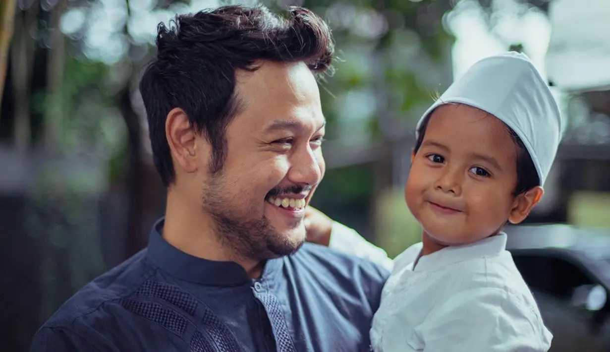 Rasa rindu kini pasti dirasakan anak-anak Widi Mulia terhadap sang ayah, Dwi Sasono, yang kini berada di Rumah Sakit Ketergantungan Obat (RSKO), Jakarta Timur, untuk menjalani rehabilitasi. (Instagram/thesasonosfam)