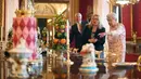 <p>Ratu Inggris Elizabeth II melihat penataan makanan penutup yang biasa dimakan Ratu Victoria sebagai bagian dari pameran di Istana Buckingham, London, Rabu (17/7/2019). Pameran yang dibuka pada 20 Juli ini menandai peringatan 200 tahun kelahiran Ratu Victoria. (Victoria Jones/POOL/AFP)</p>