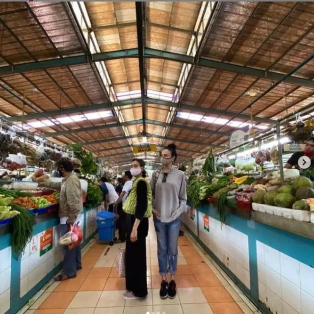 Belanja di Pasar Tradisional, Sophia Latjuba dan Eva Celia Tetap Tampil Modis