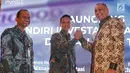 Dirut PT Mandiri Manajemen Investasi Alvin Pattisahusiwa (tengah) bersalaman dengan CEO Standard Chartered Bank Indonesia Rino Donosepoetro (kanan) saat Launching Reksa Dana Mandiri Investasi Pasar Uang (MIPU) 2 di Jakarta, Selasa (21/5).  (Liputan6.com/Johan Tallo)