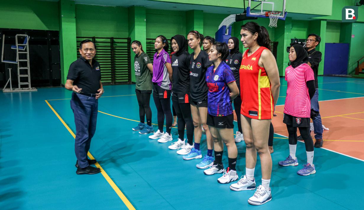 Ketua umum PBVSI, Imam Sudjarwo memberikan arahan kepada tim Indonesia All Star setelah berlatih jelang laga Fun Volleyball 2024 melawan Red Sparks di GOR Bulungan, Jakarta Selatan, Jumat (19/04/2024). (Bola.com/Bagaskara Lazuardi)