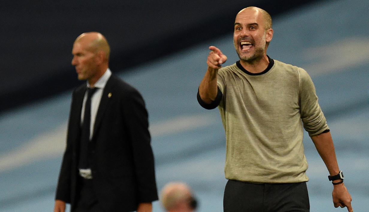 Pelatih Manchester City, Pep Guardiola, memberikan arahan kepada pemainnya saat menghadapi Real Madrid pada laga leg kedua 16 besar Liga Champions di Etihad Stadium, Sabtu (8/8/2020) dini hari WIB. Manchester City menang 2-1 atas Real Madrid. (AFP/Oli Scarff/pool)