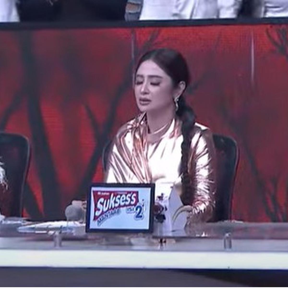 Satu Studio Merenung Robi D'Academy 7 Bawakan Lagu 'Sebujur Bangkai' Penuh Penghayatan