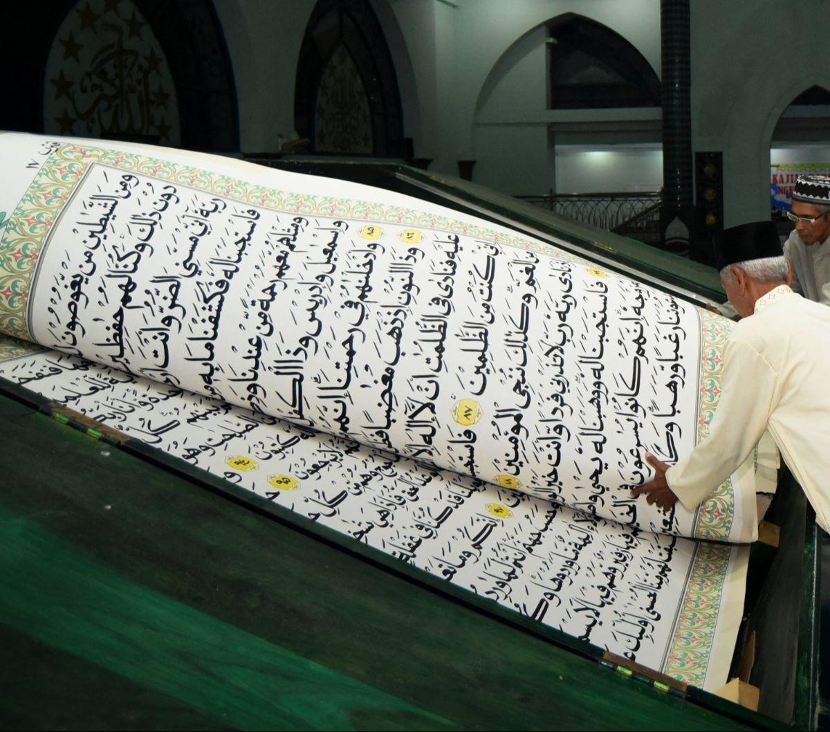 Seperti masjid-masjid pada umumnya, Masjid Agung Baiturrahman di Kota Banyuwangi, Jawa Timur, juga memiliki tradisi tadarus Alquran selama bulan suci Ramadan. Namun, menariknya adalah Alquran yang digunakan terlihat tak biasa. Alquran tersebut berukuran c
