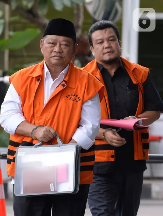 Bupati Sidoarjo Saiful Ilah (kiri) dan mantan anggota DPRD Bandung Tomtom Dabbul Qomar tiba di Gedung KPK, Jakarta, Selasa (4/2/2020). KPK memeriksa Saiful terkait dugaan suap proyek infrastruktur, sementara Tomtom terkait dugaan korupsi pengadaan RTH Pemkot Bandung. (merdeka.com/Dwi Narwoko)