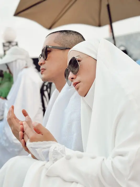 Jalani ibadah haji bersama sang suami, Citra Kirana tampil kenakan gamis dan hijab serba putih. Penampilannya dipermanis dengan kacamata hitam  [@citraciki]