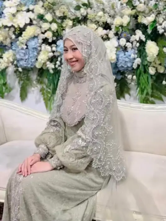 Usai siraman, prosesi dilanjutkan ke pengajian. Di kesempatan itu, Adiba mengenakan gaun kombinasi brokat warna sage dari @rasya_shakira.  . [@rasya_shakira/@vivithalib]