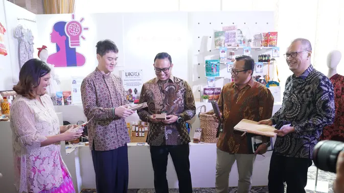 CEO dan Co-Founder DANA Indonesia, Vince Iswara di booth produk UMKM finalis SisBerdaya & DisBerdaya 2025.