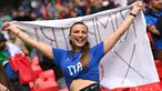 Fans wanita Italia bersorak sebelum dimulainya pertandingan semifinal EURO 2020 antara Italia dan Spanyol di Stadion Wembley di London (7/7/2021). Italia memenangkan pertandingan semifinal Euro 2020 dalam drama adu penalti dengan skor 4-2 setelah laga imbang 1-1.(AFP/Pool/Justin Tallis)
