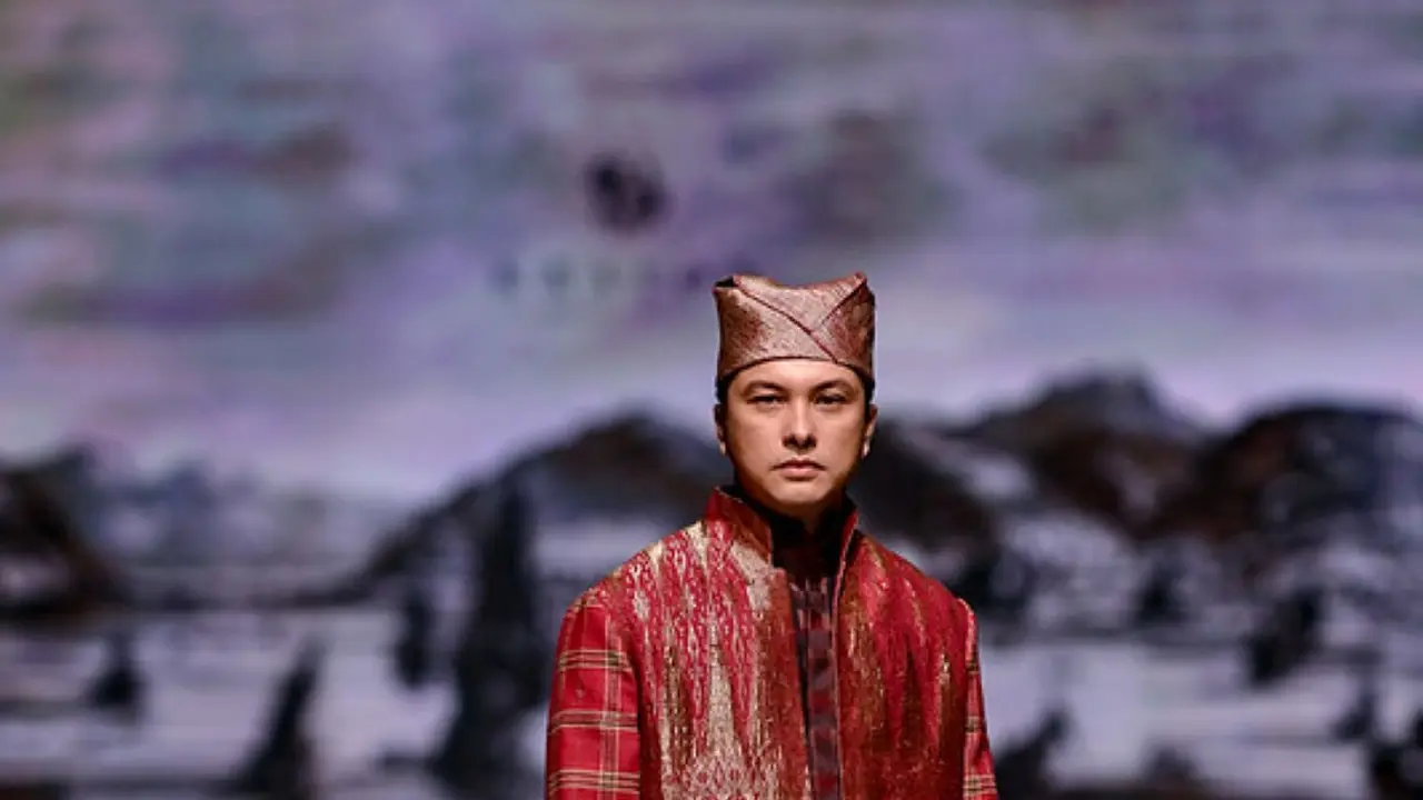 KRATON Auguste Soesastro Bawa Koleksi “Made in The World” ke Dewi Fashion Knights 2025: Rayakan Perpaduan Budaya Dunia dalam Sentuhan Indone