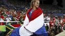 Sara Kolak berselimut bendera Kroasia usai meraih medali emas pada nomor lempar lembing putri Olimpiiade Rio 2016 di Stadion Olimpic, Rio de Janeiro (19/8/2016). (Reuters/Kai Pfaffenbach)