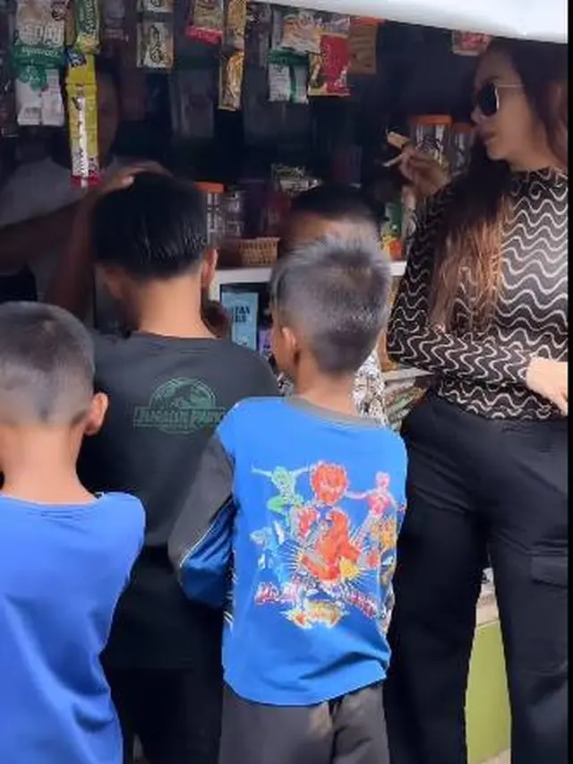 Dikira Nyaleg, Ini 7 Momen Aura Kasih Blusukan di Kampung Padat Penduduk