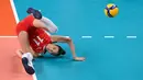 Pevoli asal Turki, Naz Aydemir, jatuh setelah mendapatkan satu poin dalam pertandingan babak penyisihan grup B bola voli putri Olimpiade Tokyo 2020 antara Argentina dan Turki di Ariake Arena di Tokyo pada 31 Juli 2021. (JUNG Yeon-je / AFP)
