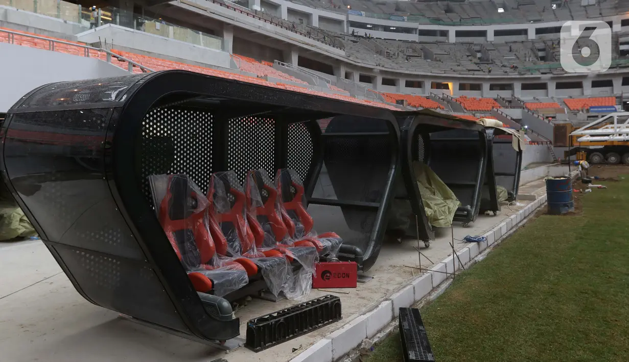 Bench pemain terpasang di sisi lapangan utama Jakarta International Stadium (JIS), Selasa (21/12/2021). Hingga minggu ke-120, progres pembangunan Jakarta International Stadium telah mencapai 90,88 persen dan ditarget bakal resmi digunakan pada triwulan pertama 2022. (Liputan6.com/Helmi Fithriansyah)
