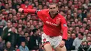 <p>Eric Cantona - Pria berusia 55 tahun ini bergabung dengan Manchester United pada akhir tahun 1992. Pesepak bola asal Prancis ini sukses bersama Manchester United dan menyumbangkan sembilan piala untuk The Red Devils. (AFP/Gerry Penny)</p>