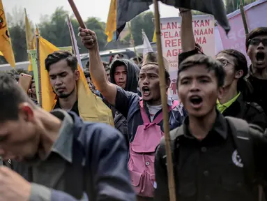 Massa yang tergabung dari Serikat Petani Indonesia (SPI) bersama mahasiswa menggelar aksi demo di depan gedung DPR/MPR RI, Jakarta, Selasa (24/9/2019). Dalam aksinya mereka menuntut DPR menghentikan pembahasan lima rancangan undang-undang yang menyangkut pertanian. (Liputan6.com/Faizal Fanani)