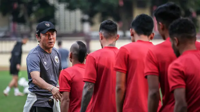 Foto: Momen Jenaka Shin Tae-yong saat Latihan Timnas Indonesia, Bandingkan Tinggi Badan Riko dan Jeje hingga Bingung Bedakan Duo Sayuri