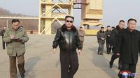 Pemimpin Korea Utara Kim Jong Un mengunjungi Tempat Peluncuran Satelit Sohae di Tongchang-ri, Korea Utara (11/3/2022).  Kim Jong Un memerintahkan para pejabatnya untuk memperluas fasilitas peluncuran satelit untuk menembak. (AP Photo/Lee Jin-man)