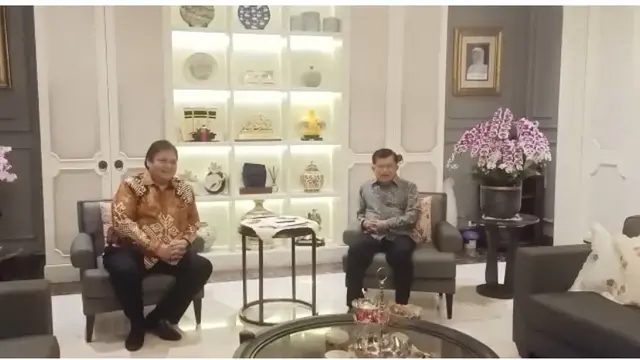 Ketua Umum Partai Golkar Airlangga Hartarto bertemu Politisi Senior Partai Golkar Jusuf Kalla di bilangan Brawijaya Jakarta Selatan, Kamis (4/5/2023) malam.