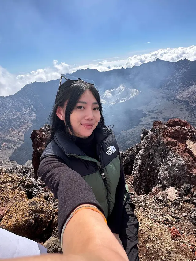 Punya Hobi Menantang, Ini 10 Potret Seleb Wanita Saat Berada di Puncak Gunung