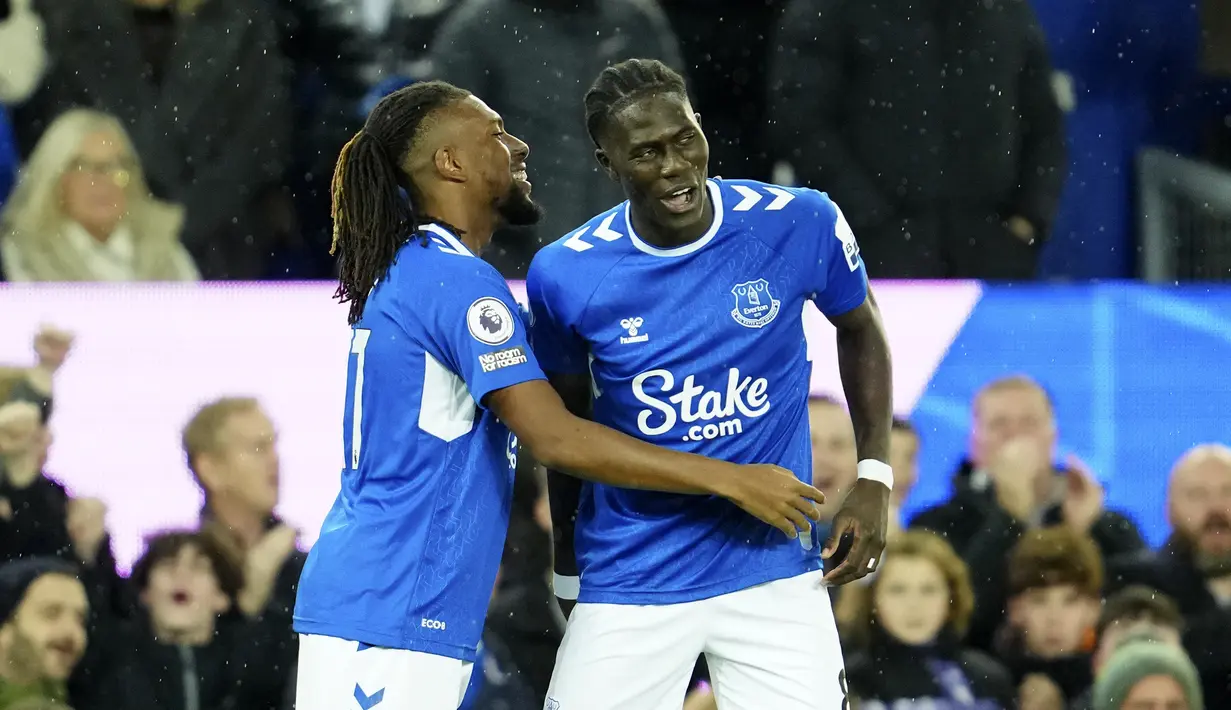 <p>Gelandang Everton, Alex Iwobi (kiri) berselebrasi dengan rekan setimnya Amadou Onana setelah mencetak gol ke gawang Manchester United pada pertandingan lanjutan Liga Inggris di Goodison Park, di Liverpool, Inggris, Senin (10/10/2022). Manchester United menang tipis atas Everton 2-1. (AP Photo/Jon Super)</p>