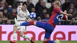 Bek Real Madrid, Alvaro Odriozola, mengirim umpan saat melawan CSKA Moskow  pada laga Liga Champions di Stadion Santiago Bernabeu, Madrid, Rabu (12/12). Madrid kalah 0-3 dari CSKA. (AFP/Javier Soriano)