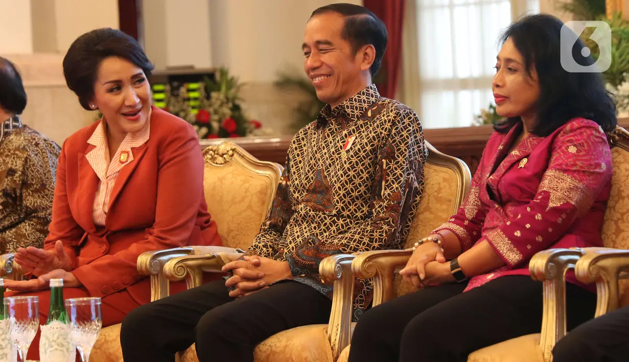 Presiden Joko Widodo atau Jokowi didampingi Ketum Kowani Giwo Rubianto Wiyogo dan Menteri PPPA, Gusti Ayu Bintang Darmavati, saat membuka Kongres XXV Wanita Indonesia (KOWANI) di Istana Negara, Jakarta, Selasa (3/12/2019). (Liputan6.com/Angga Yuniar)