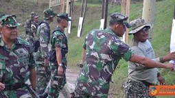 Citizen6, Surabaya: Danmenbanpur-1 Mar beserta 70 Perwira Menbanpur-1 Mar menembak pistol di lapangan tembak FX Soepramono Karang Pilang Surabaya, Selasa (3/4). (Pengirim: Budi Abdillah)
 