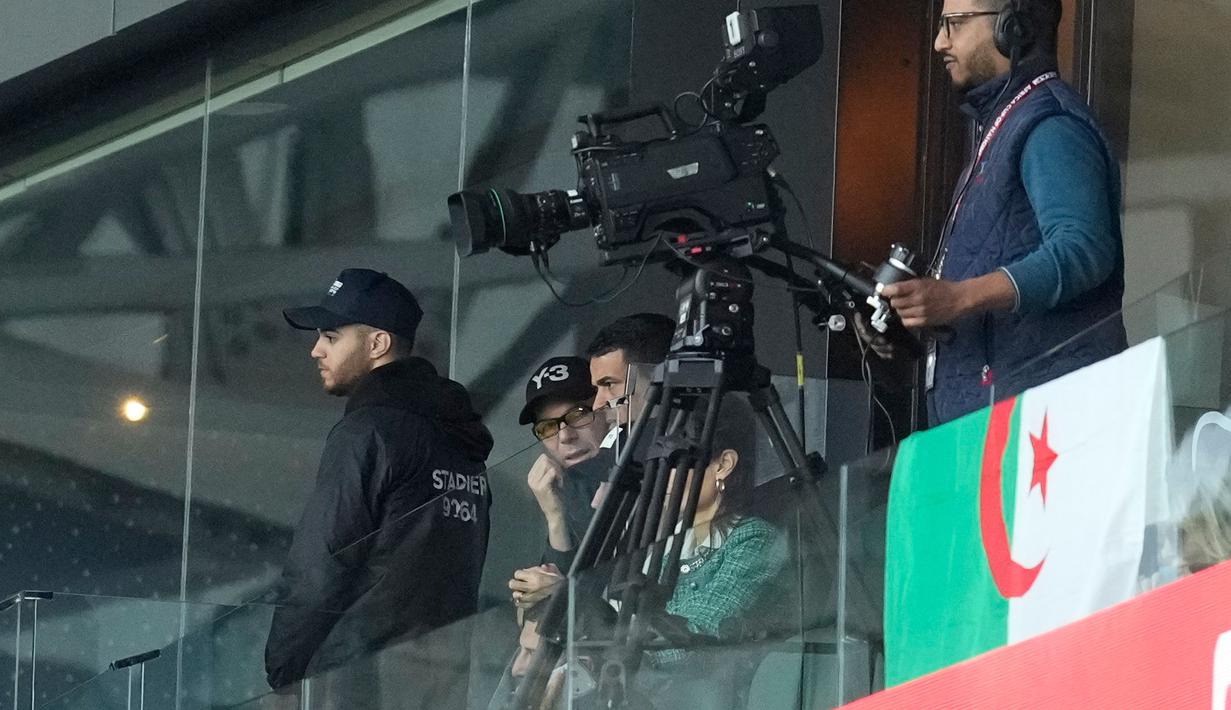 Legenda sepak bola Prancis, Zinedine Zidane menonton laga Grup E Piala Afrika 2025 antara Aljazira melawan Sudan di Moulay Hassan Stadium, Rabat, Markoko, Rabu (24/12/2025) malam WIB. (AP Photo/Mosa'ab Elshamy)