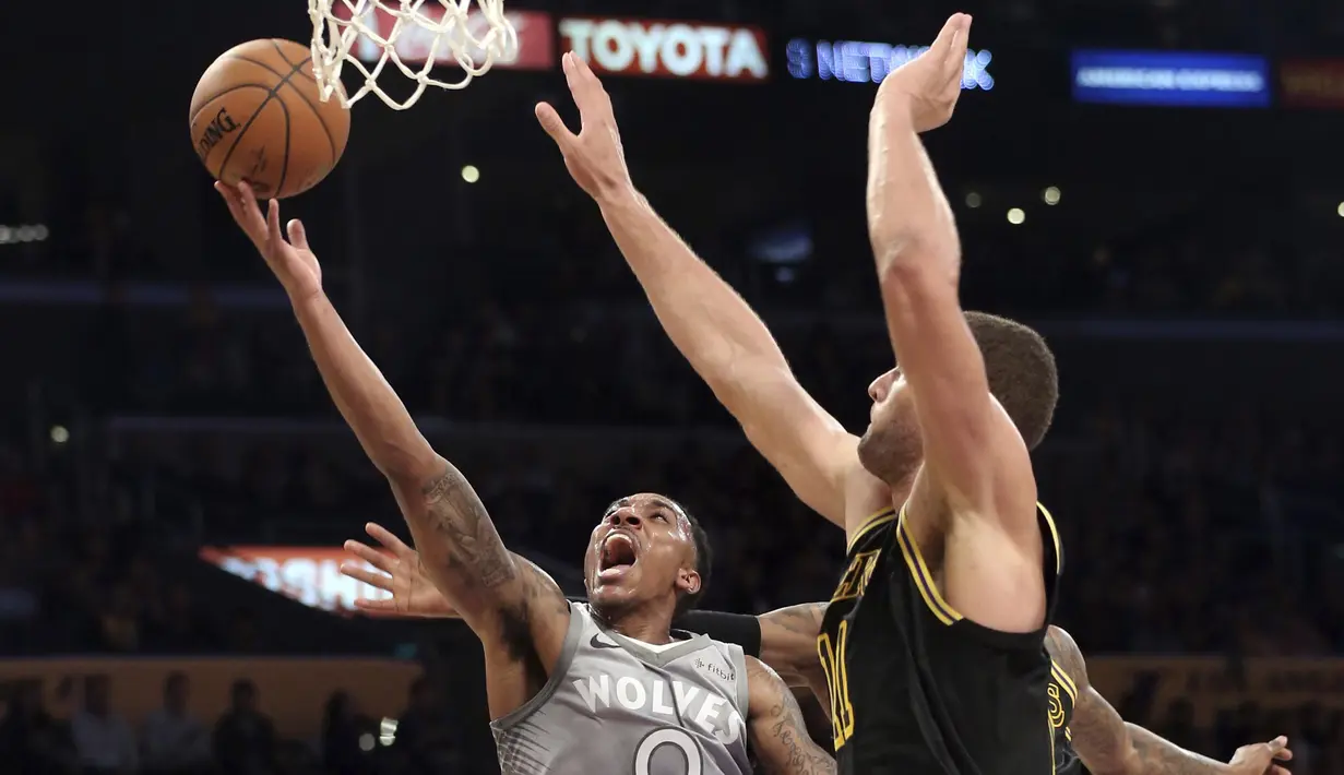 Pebasket LA Lakers, Brook Lopez, menghadang pebasket Minnesota Timberwolves, Jeff Teague, pada laga NBA di di Staples Center, Sabtu (7/4/2018). Timberwolves menang 113-96 atas LA Lakers. (AP/Reed Saxon)
