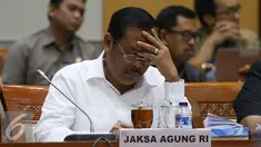 Jaksa Agung HM Prasetyo saat menyimak rapat kerja dengan Komisi III DPR di Kompleks Parlemen, Senayan, Selasa (6/12). Rapat itu membahas perkembangan kasus penistaan agama yang melibatkan Basuki Tjahaja Purnama. (Liputan6.com/Johan Tallo)