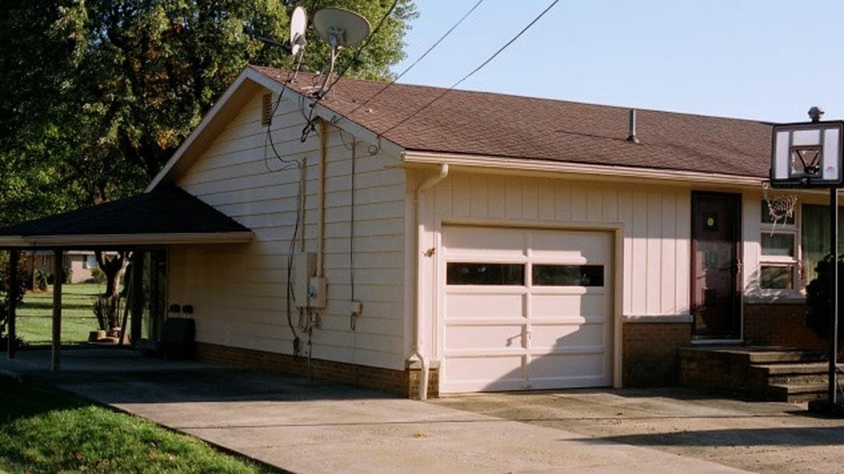 7 Gambar Rumah Sederhana di Kampung dengan Garasi, Estetik untuk Lahan Luas dan Terbatas