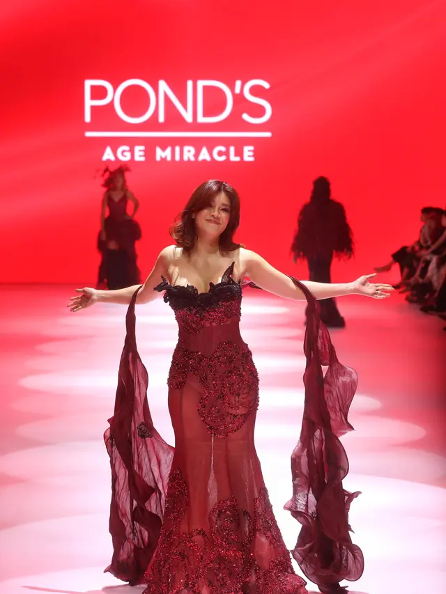 6 Pesona Perempuan 30 Tahun Ke-atas Dian Sastrowardoyo hingga Adinia Wirasti Jadi Model Miracle Runway di JFW 2025